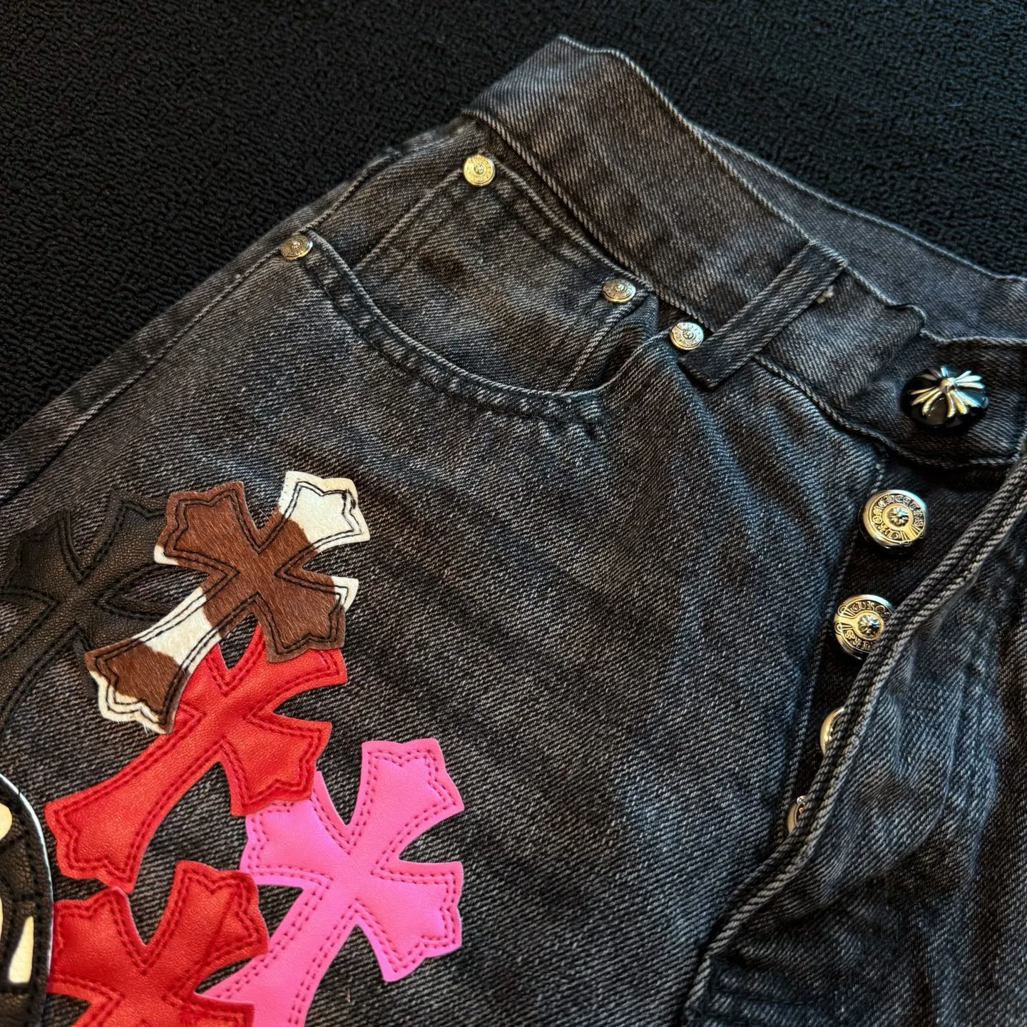 P300 style number: D357 ChromeHearts ChromeHearts multi-color skull contrasting leather patch straight pants ceiling-level jeans, a pair is hard to find at the counter‼ ️About Zangyin✅This is an extremely luxurious fashion brand that can also be called the aristocracy of the high street. It has always been an exclusive brand for some hipsters or rich second generations. The color of this model is already very eye-catching by using a unique washed material. It is decorated with pink patch cross flowers, which cleverly highlights the charm of the brand. Secondly, this model adopts a classic high-waist cut design, which highlights the long legs and fashionable temperament of the upper body. The brand is highly recognizable and the slim-fitting configuration is more suitable for daily wear. The personality will be fashionable and the specifications can be seen at a glance. Materials and technology ✅ Needless to say, this point goes without saying. As an excellent craftsman brand, Zangyin's requirements for details and craftsmanship are really perfect. The washed color of this model has gone through a lot of processes, not to mention the embellishment of the denim appliqués. It is also purely handmade and sewn. Just like what they believe in, only handmade things have soul and have the meaning of wearing. A top-notch heavy-duty fashionable denim item, recommended by both hands‼ ️ Size: 28, 30, 32, 34, 36 (S-XXL) Color: washed gray Size reference: Pants length 100 102 104 106 106 Waist 72 76 80 84 88 Recommended weight S (about 110 pounds) M (about 120 pounds) L (about 140 pounds) XL (about 165) XXL (about 185)